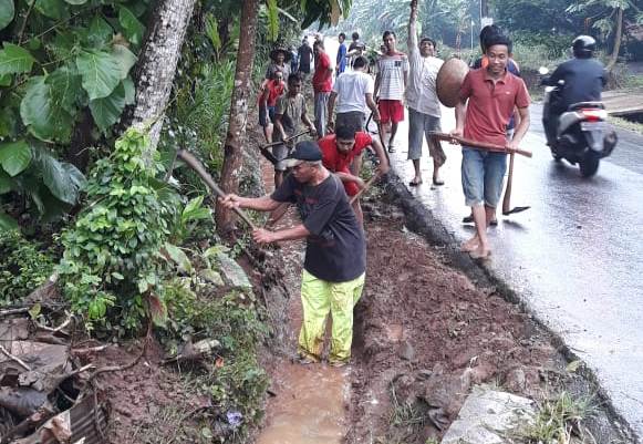 Kerja Bakti Reresik Lingkungan Rt.01 Rw.03